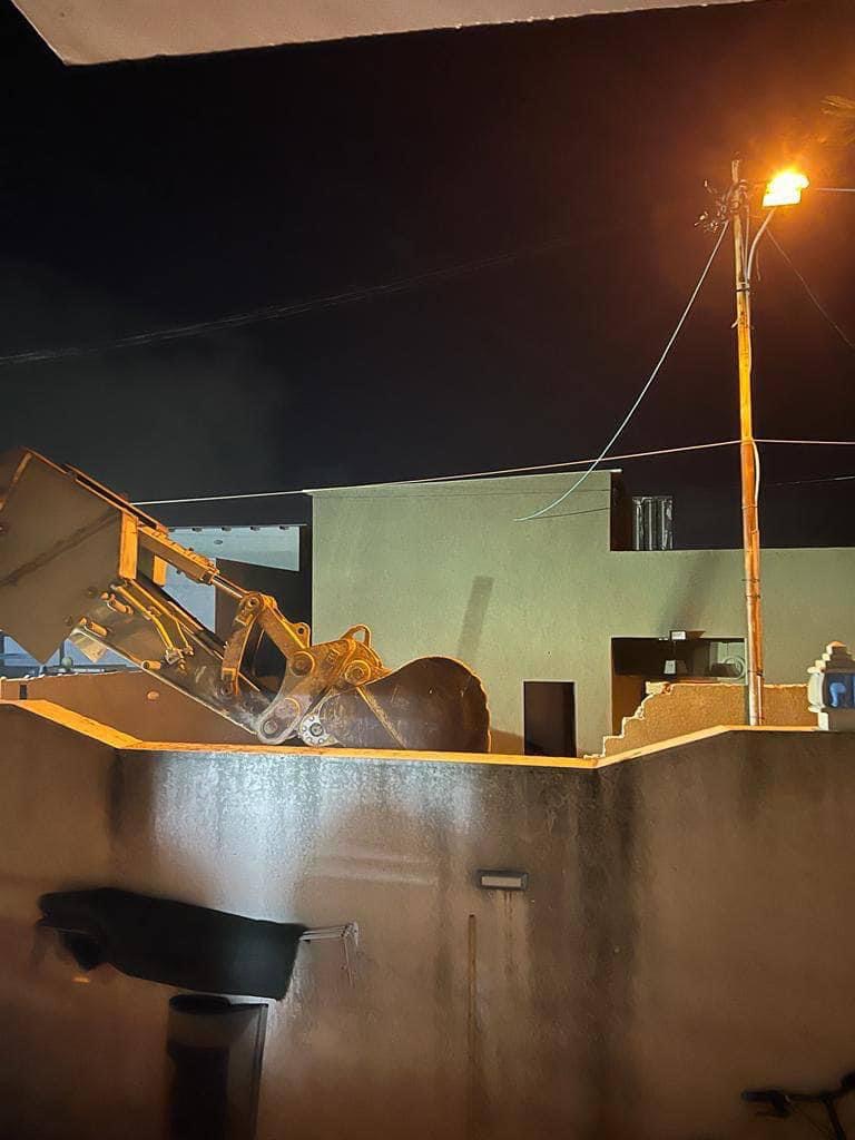 Qalqiliya : l’armée de l’occupation démolit deux maisons et blesse un jeune 