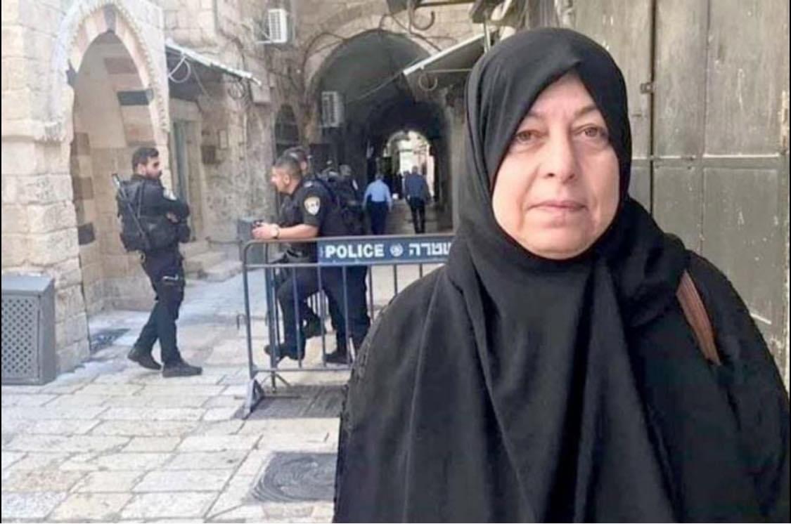L'occupation éloigne une fidèle palestinienne de la Mosquée Al-Aqsa  