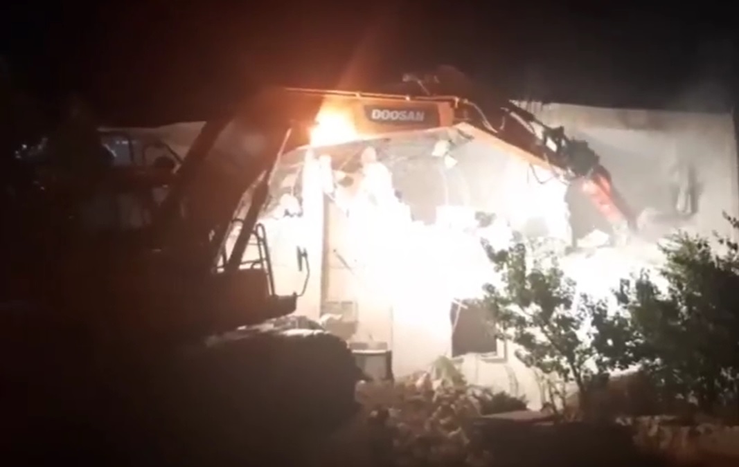 Les autorités israéliennes obligent une famille Palestinienne à démolir ses maisons à Jérusalem occupée