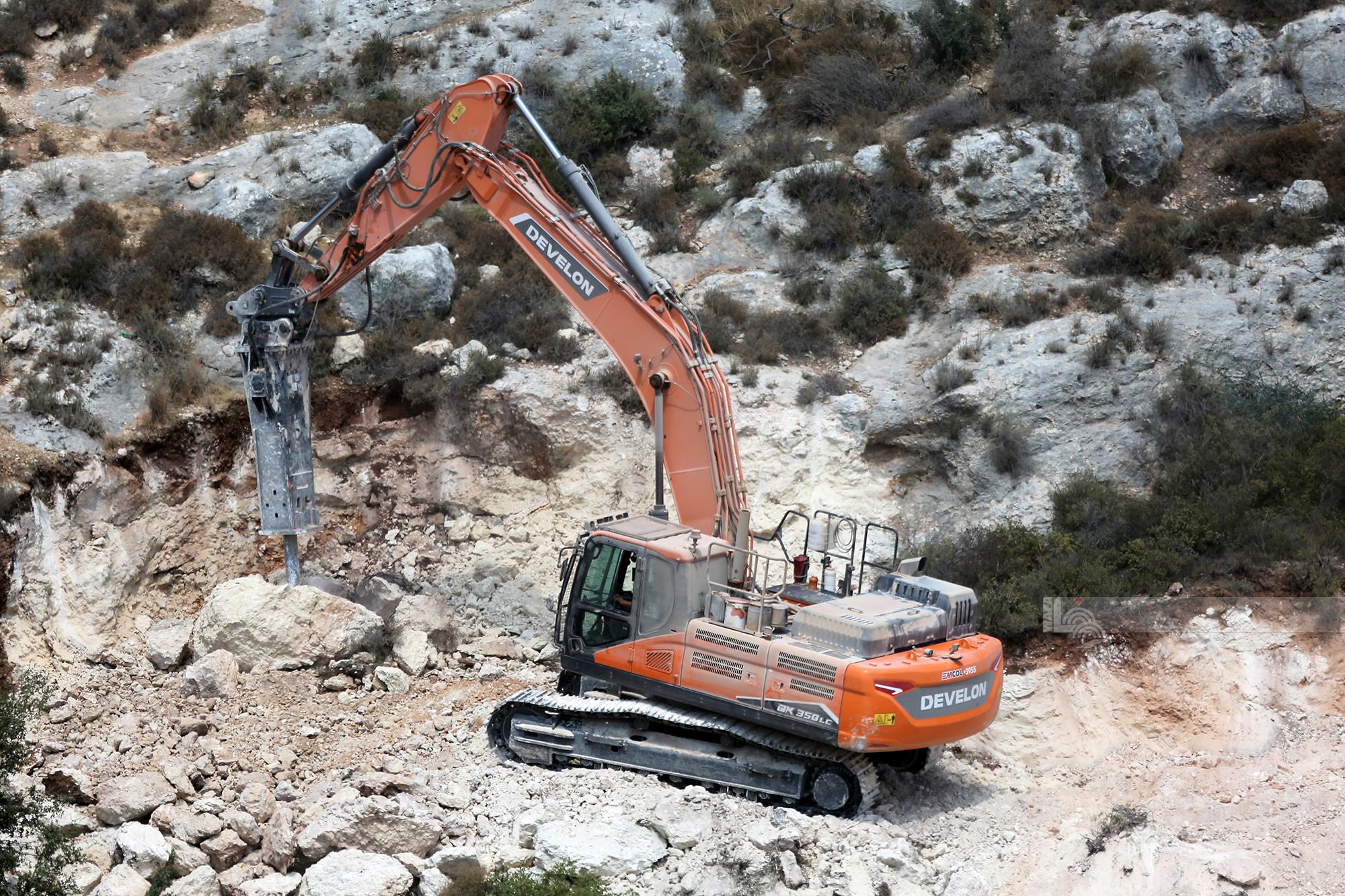 Des bulldozers israéliens rasent des routes secondaires près de Naplouse