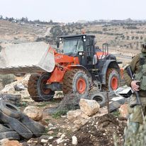 L'occupation démolit un enclos à moutons et des chaînes de pierre à Yatta, au sud d'Hébron