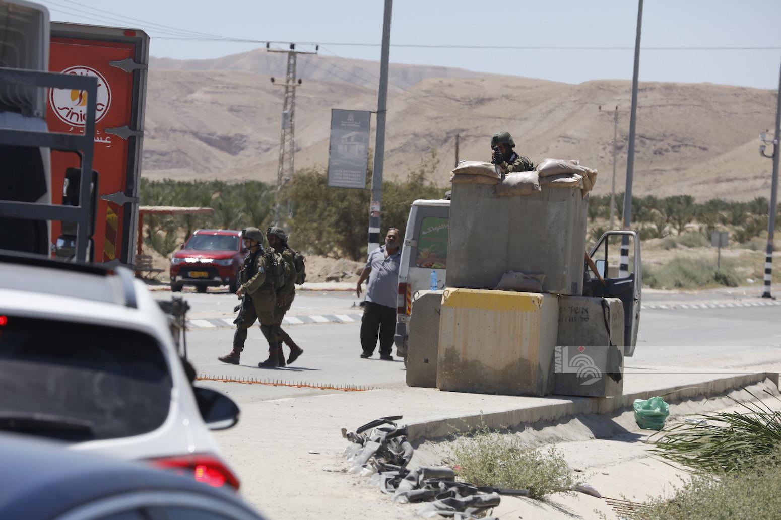 L'occupation blesse un jeune et ferme des entrées en Cisjordanie 