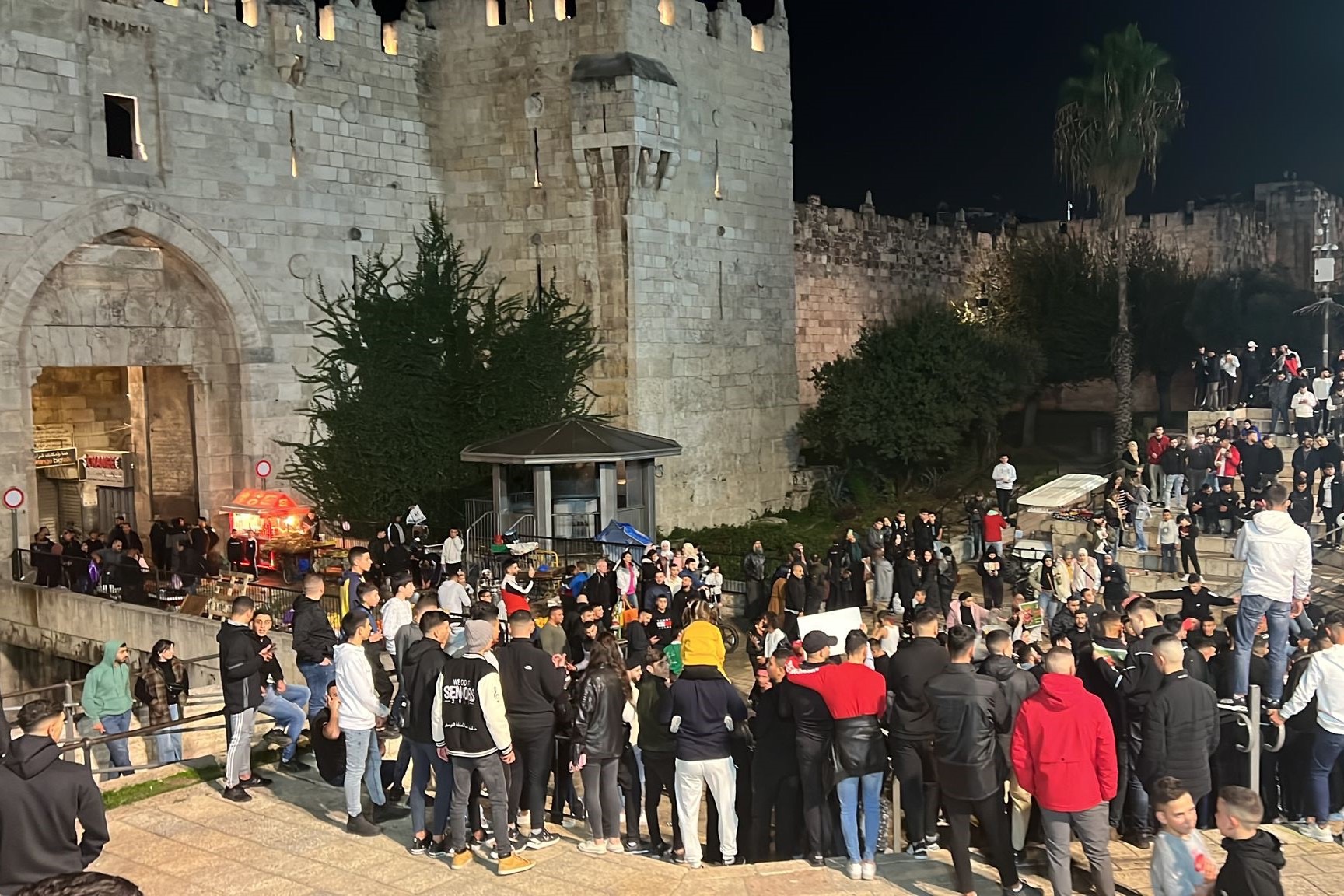 Les forces d'occupation israéliennes répriment ceux qui célèbrent la victoire de l'équipe nationale marocaine à Jérusalem