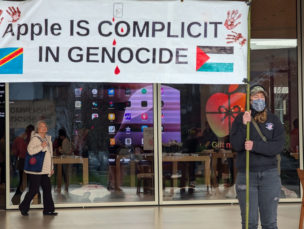 Des militants organisent un sit-in dans les succursales Apple aux États-Unis pour dénoncer son soutien à l'occupation