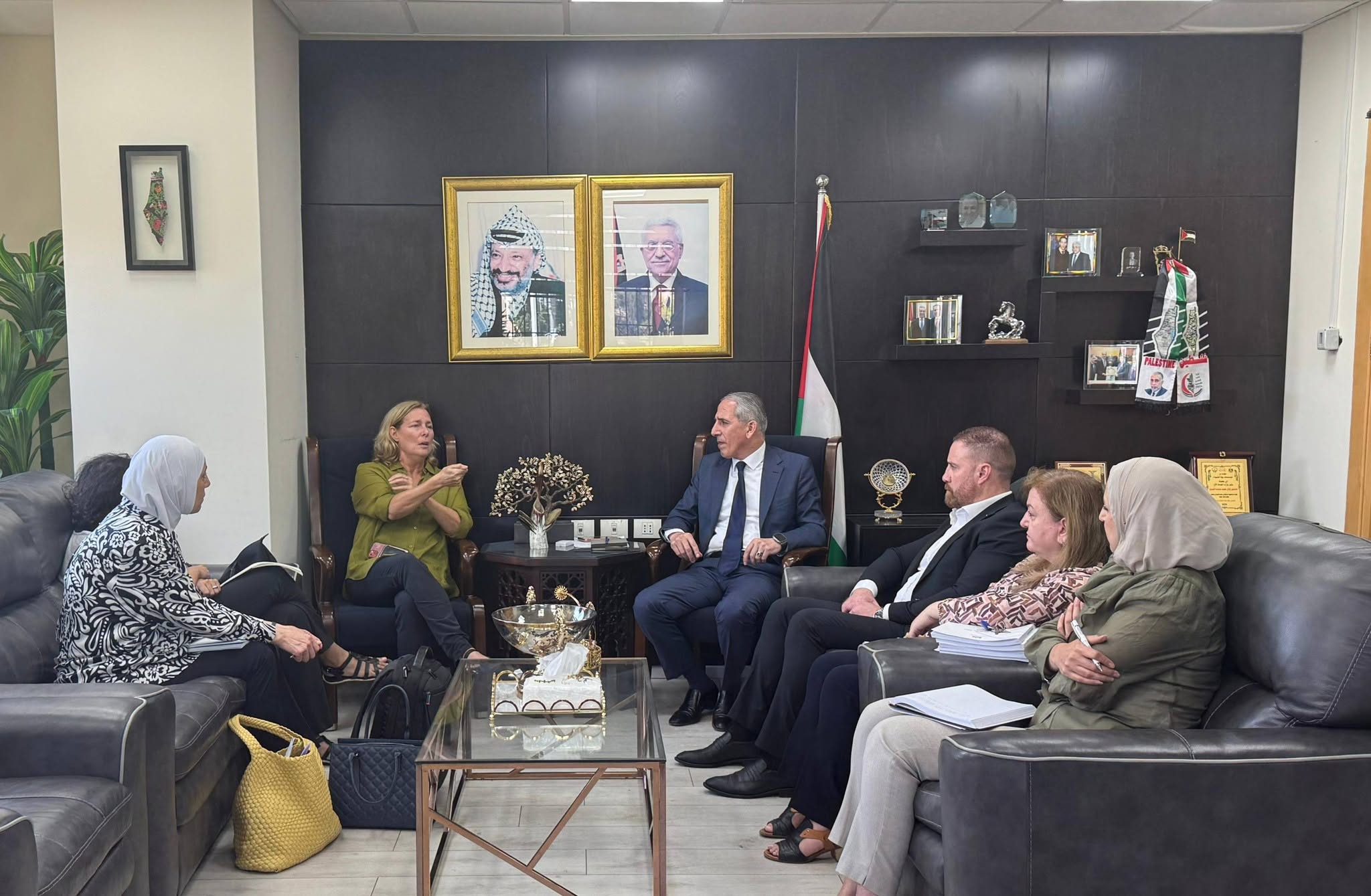 Le vice-ministre de la Santé discute avec un conseiller international de l'UNICEF des moyens de renforcer le soutien au secteur de la santé palestinien.