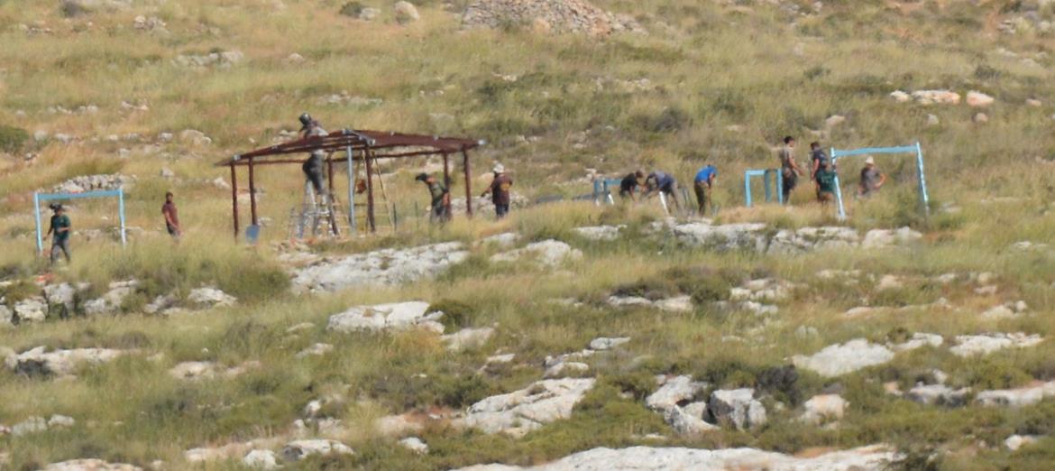 Des colons israéliens installent un hangar dans le nord de la vallée du Jourdain