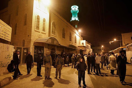 Six Palestiniens blessés lors d’une incursion des forces israéliennes et des colons dans une mosquée à Hébron