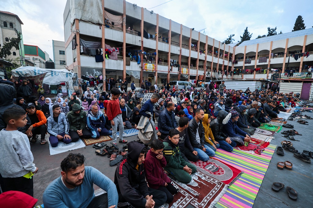Gaza : la prière d’Aïd Al-Fitr sur les décombres des mosquées détruites et dans les écoles 