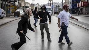 Trois blessés lors d'une attaque menée par des colonialistes contre des véhicules citoyens au sud de Naplouse