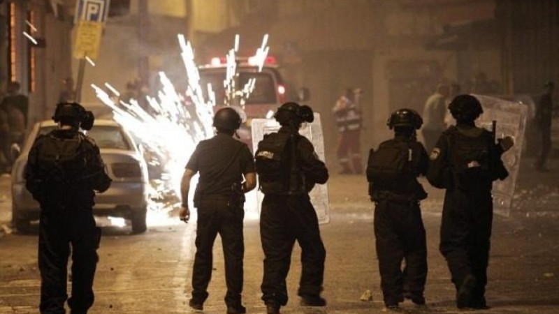 Jérusalem : les forces de l’occupation blessent un jeune homme et l’arrête 