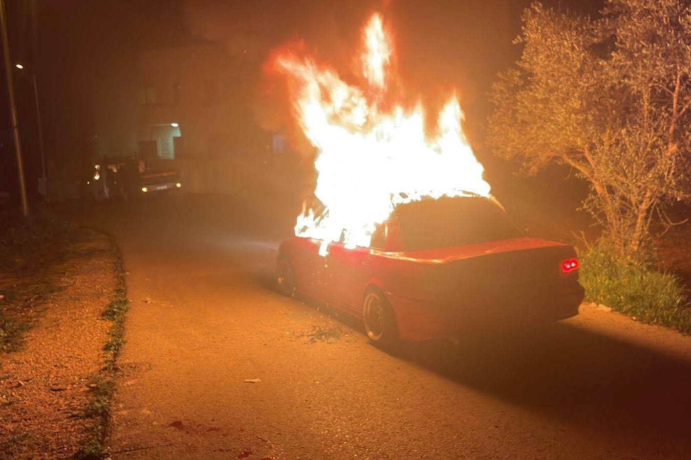 Des colons israéliens mettent le feu à un véhicule près de Ramallah