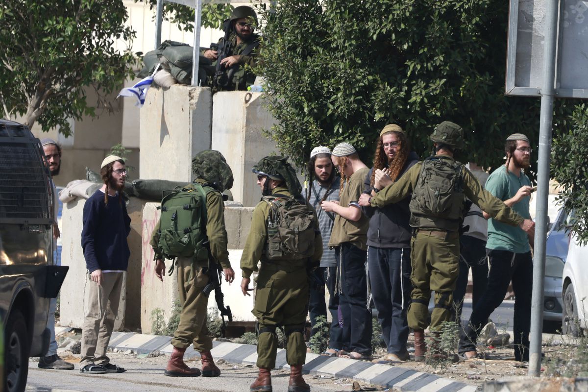 L’armée et les colons israéliens attaquent une école à l'ouest de Jéricho