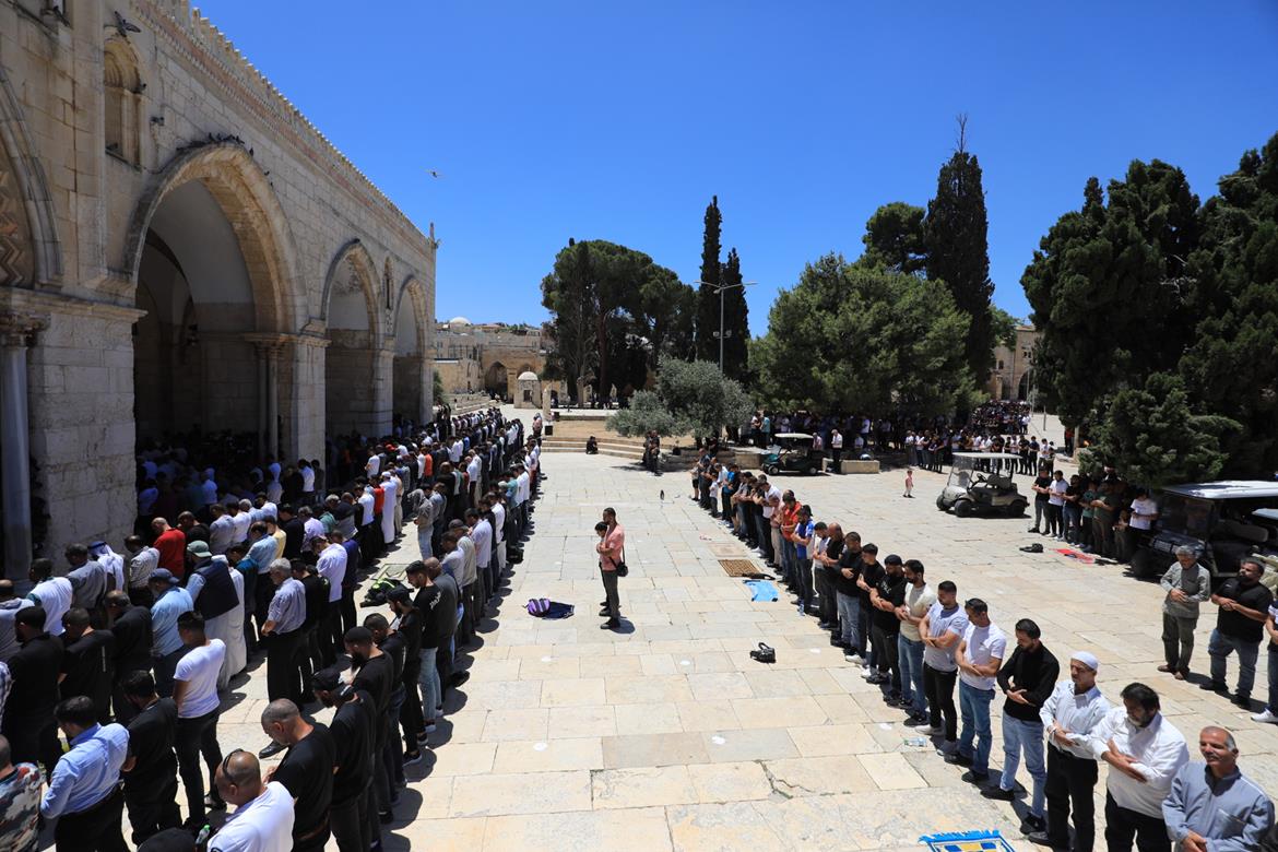 40 000 Palestiniens assistent à la prière du vendredi à Al-Aqsa malgré les restrictions israéliennes