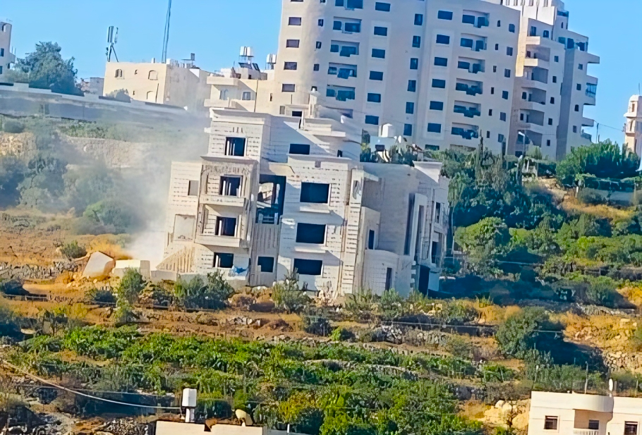 Les forces israéliennes démolissent une maison et des installations résidentielles en Cisjordanie 