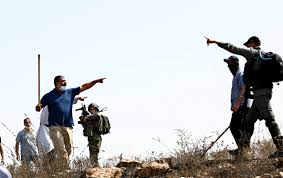 Les colons obligent un berger palestinien à quitter sa terre 