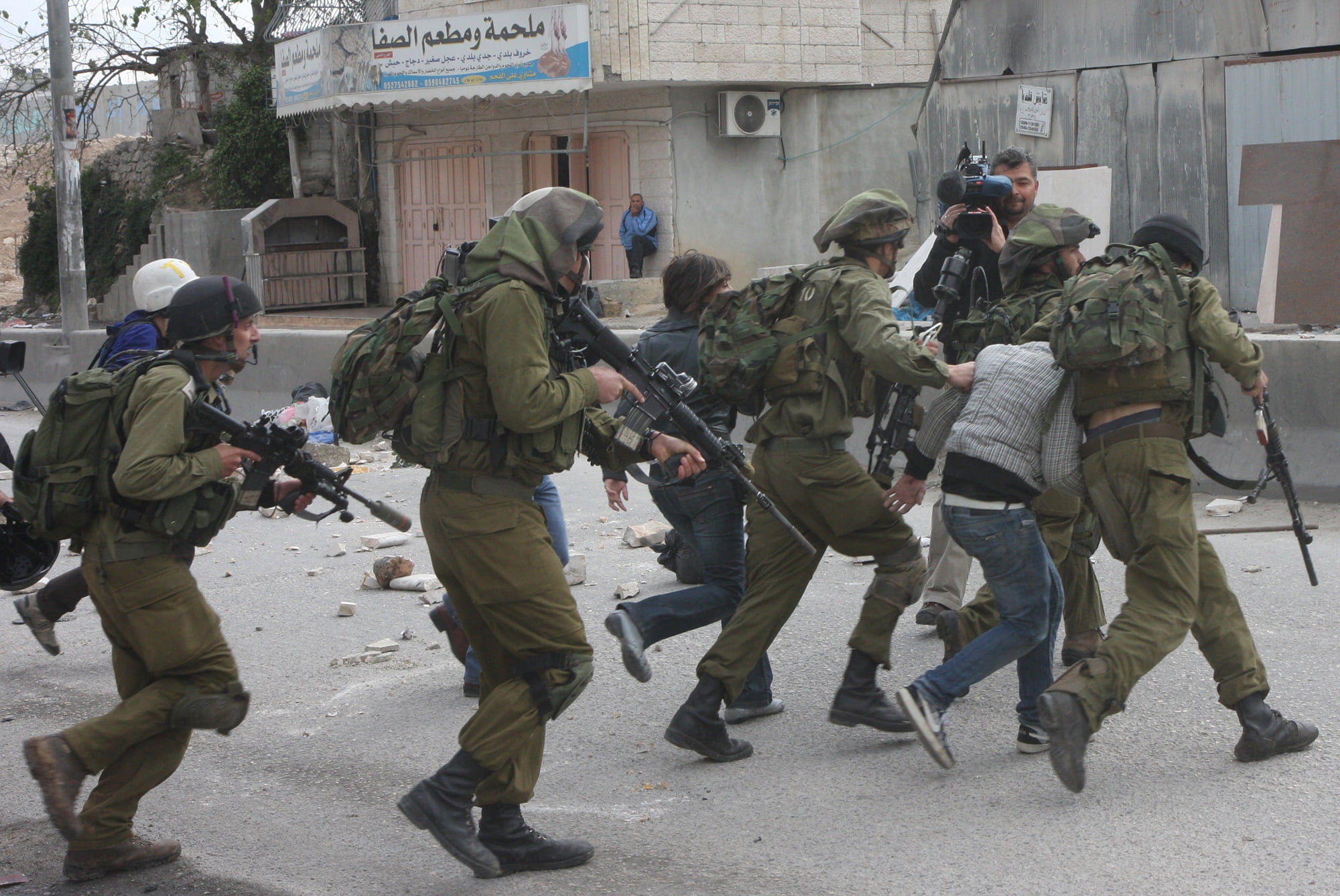  Les forces d’occupation capturent un jeune à Tubas et renouvèlent la détention administrative d’un prisonnier