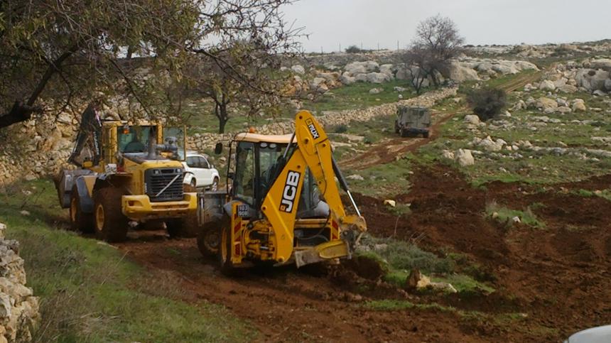 Dans une tentative de s'en emparer, des colons labourent des terres palestiniennes dans la vallée du Jourdain
