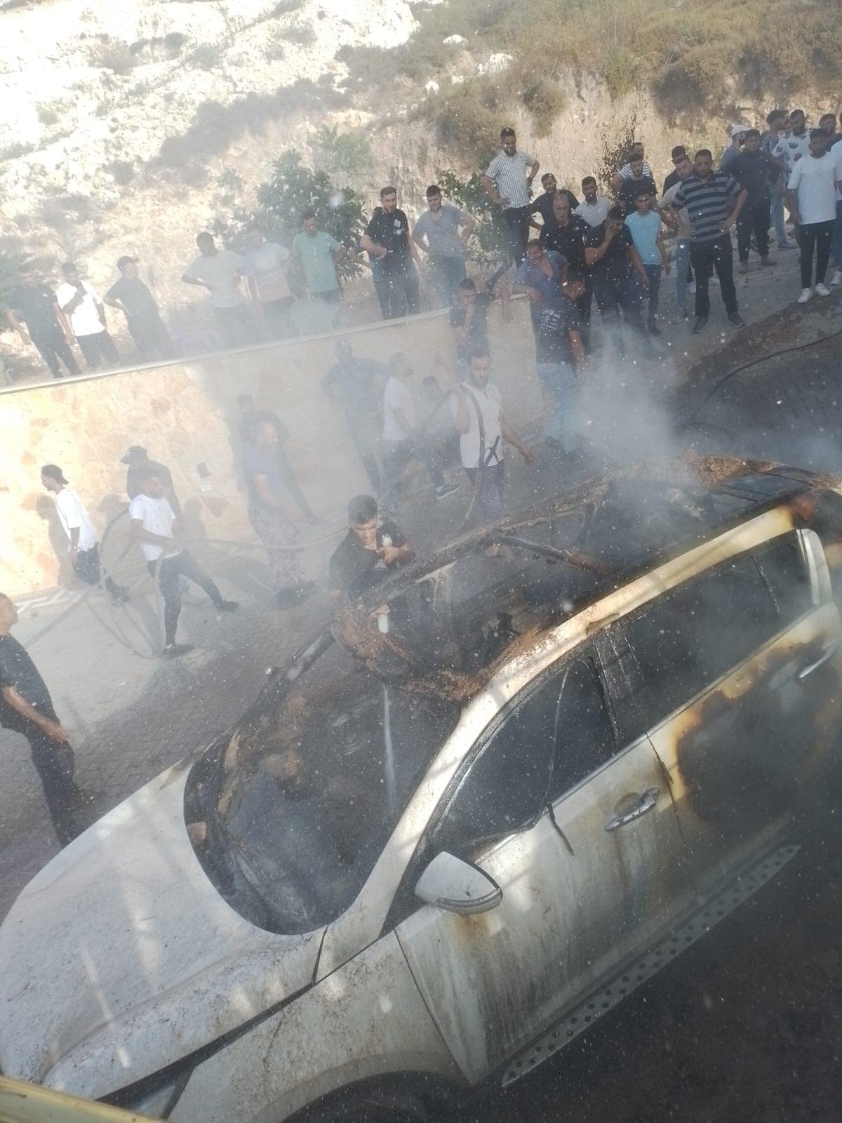 Des colons brûlent un véhicule à l'est de Qalqilya