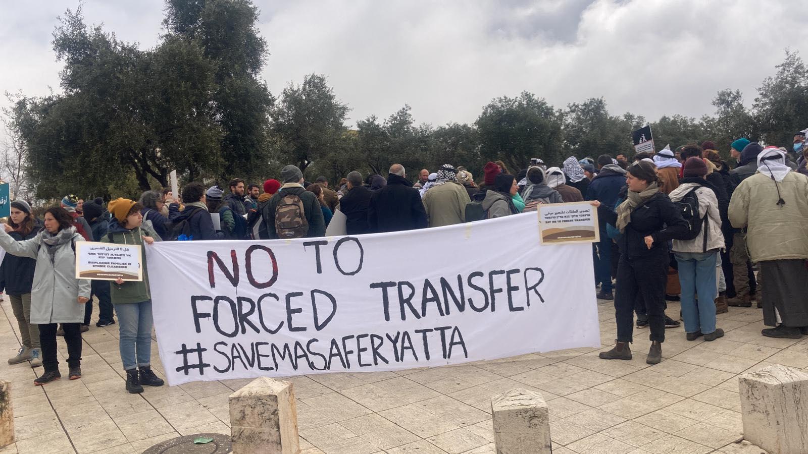 Des militants israéliens manifestent devant la " Cour suprême " contre le déplacement de 8 villages à Masafer Yatta