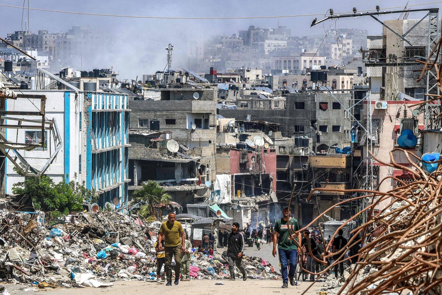 10 martyrs et 30 blessés alors qu’Israël frappe un centre d'hébergement dans le camp de Jabalia