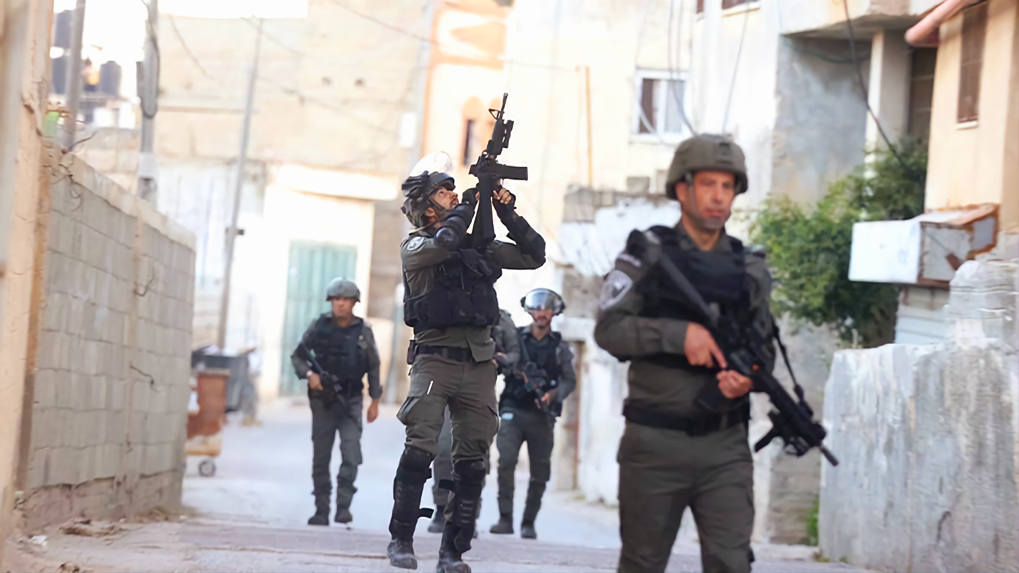 L'armée israélienne attaque plusieurs maisons à l'est de Ramallah