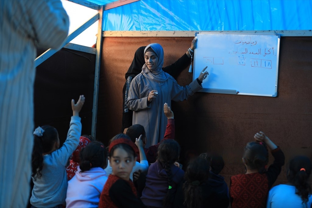 Malgré la poursuite de l'agression, les enfants reçoivent leur éducation dans une tente primitive à Rafah