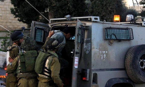 L'occupation arrête un jeune palestinien et condamne deux autres  