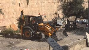 Jérusalem: des travaux de balayage près du cimetière Yusufiya