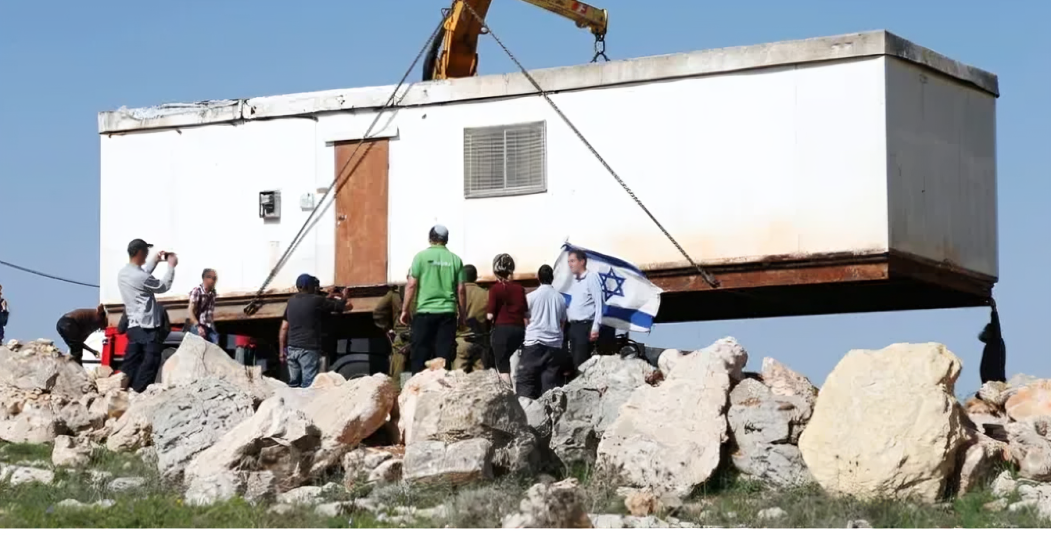 Des colons israéliens installent une caravane sur des terres palestiniennes à Masafer Yatta