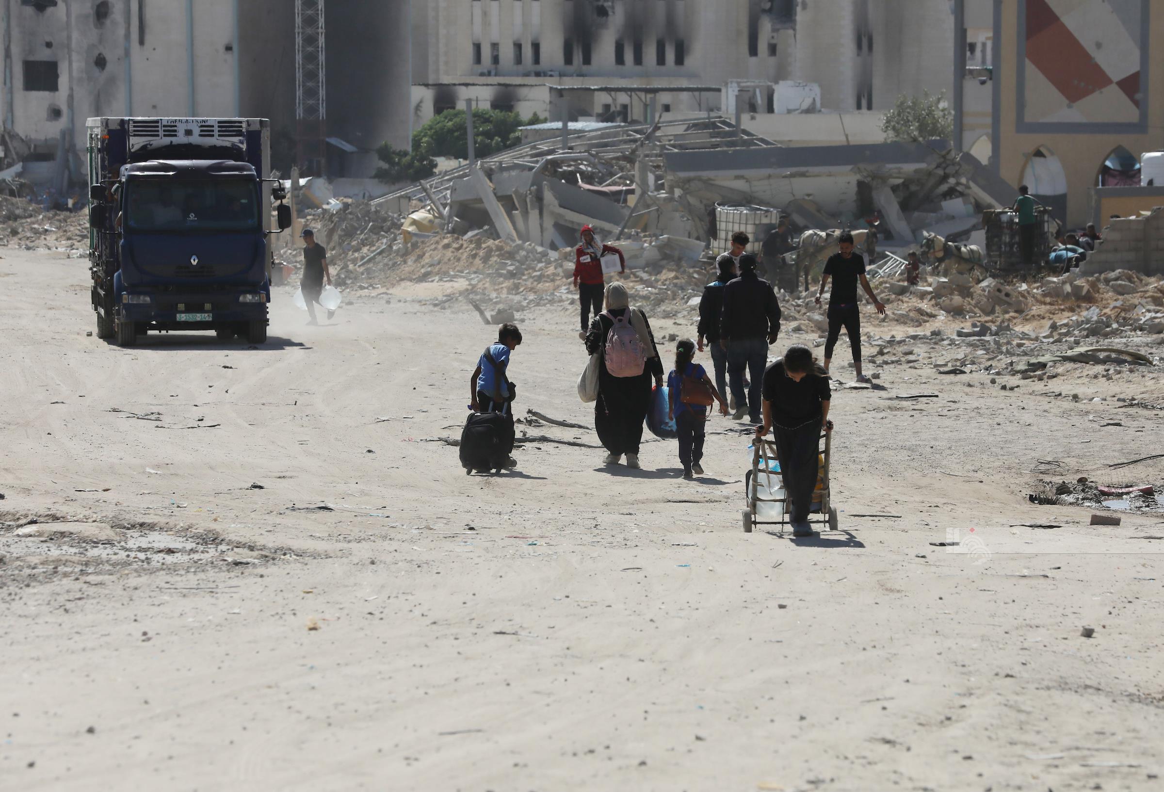 Des milliers de Palestiniens fuient alors que les forces israéliennes bombardent massivement le sud-ouest de Gaza