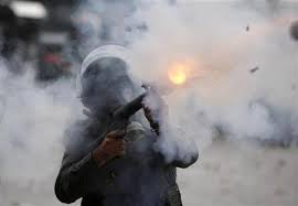 Un jeune Palestinien blessé par une bombe tirée par l'armée de l’occupation