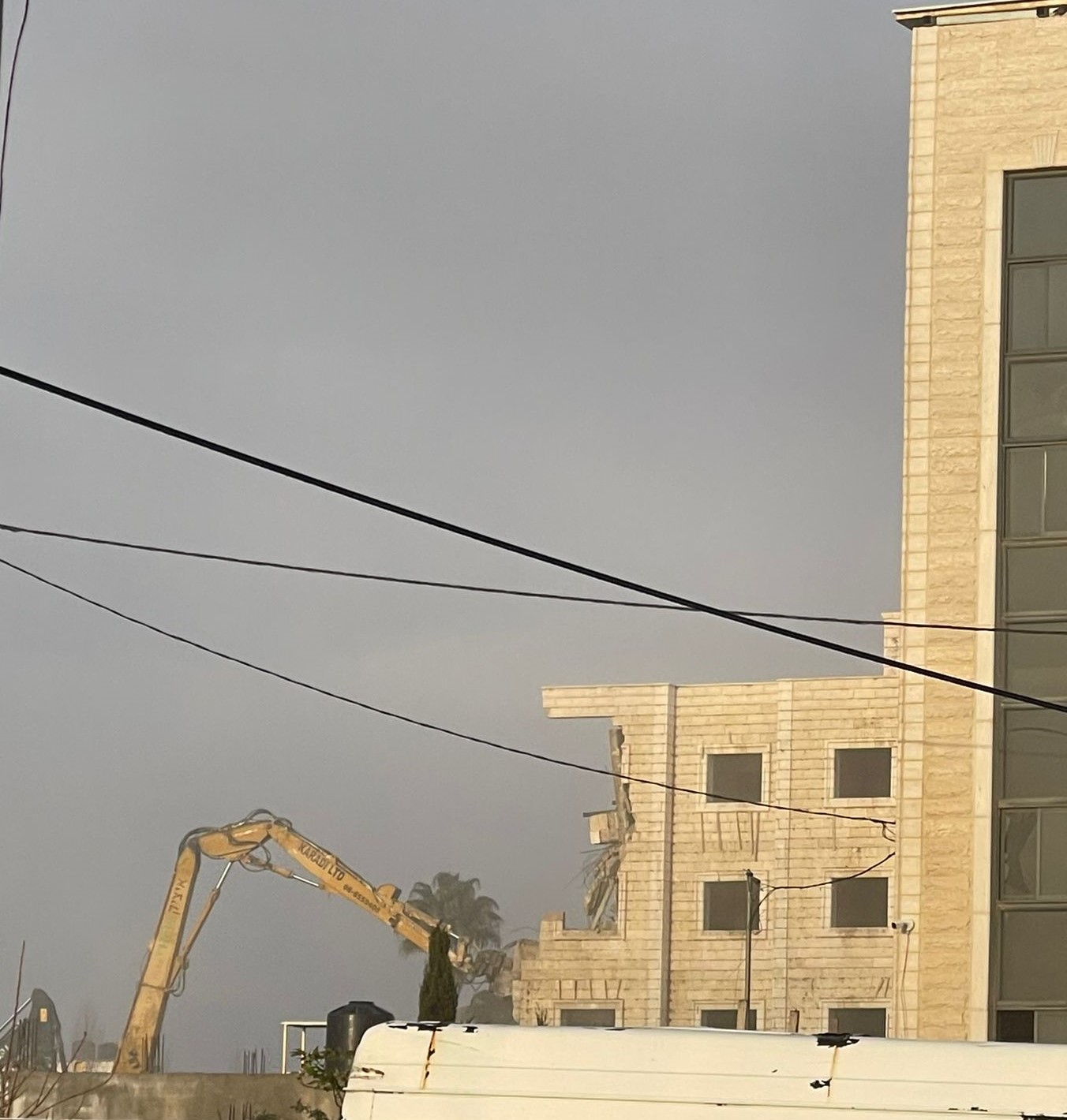 Démolition d'un bâtiment en construction à Beit Hanina