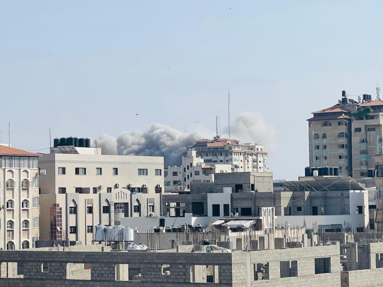 Huit Palestiniens tués et d'autres blessés alors que l'aviation d'occupation frappe plusieurs régions à Gaza