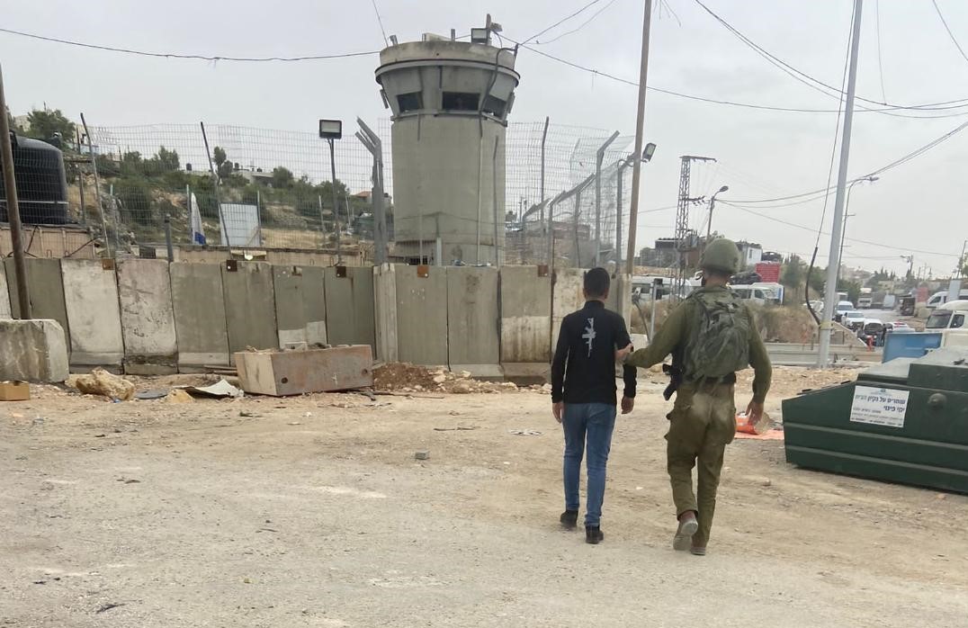 L’armée israélienne agresse sauvagement un Palestinien près d’Hébron
