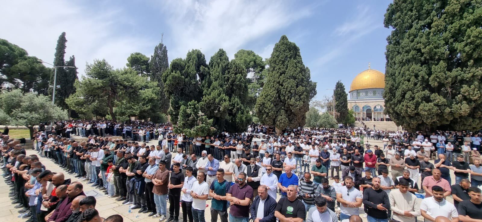 Quelque 70.000 fidèles prient à l’esplanade de la mosquée Al-Aqsa sous restrictions israéliennes