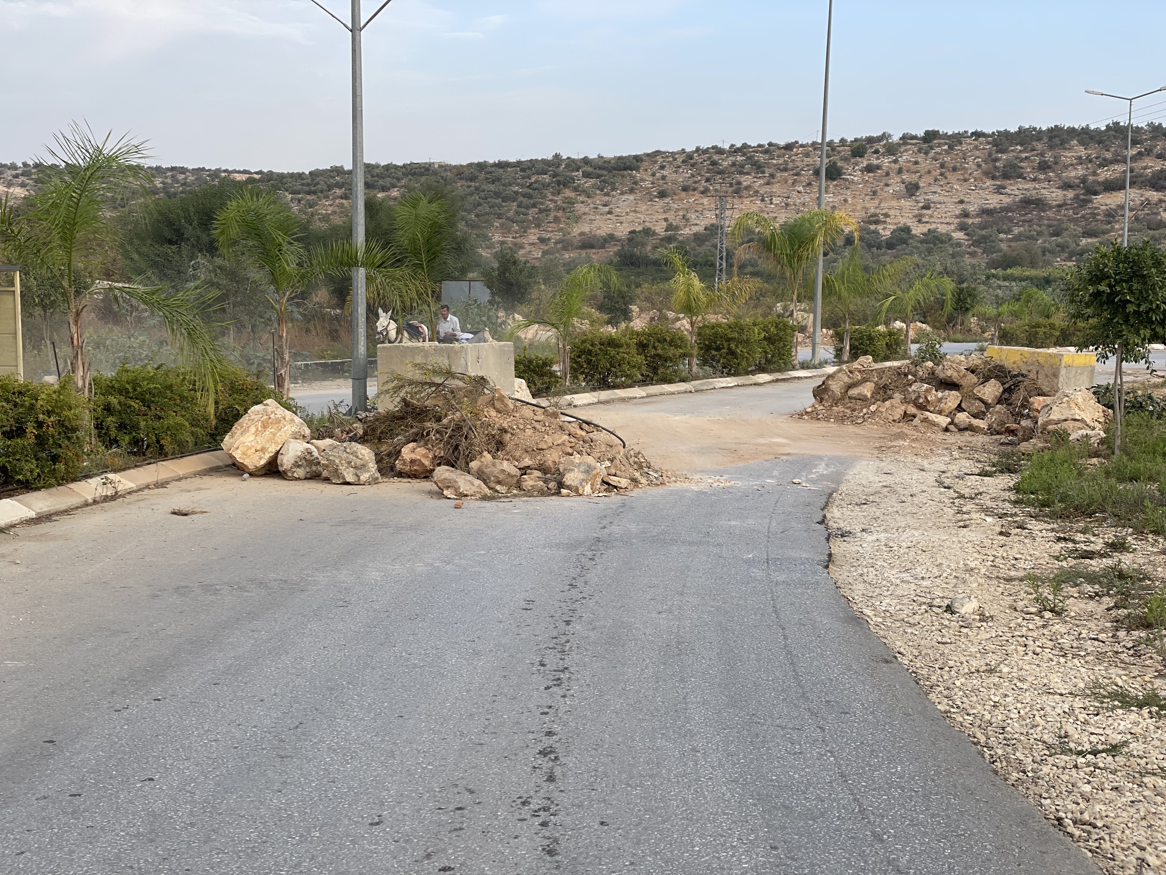 Les forces d’occupation scellent l’entrée d’un village palestinien en Cisjordanie 