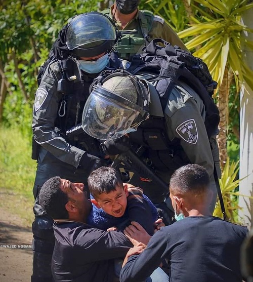 Les forces d’occupation agressent et blessent des Palestiniens confrontant l’assaut par des colons à Khan Lubban