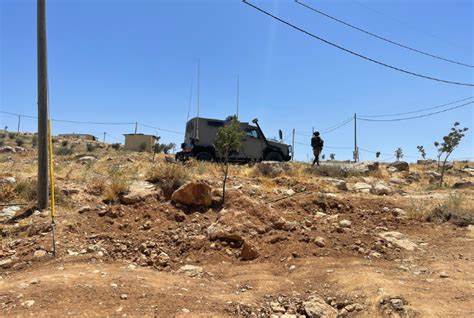 L’occupation prend des photos des maisons à Masafer Yatta