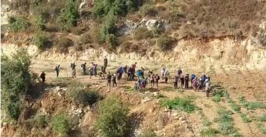 Des colons armés prennent d'assaut une région à Hébron et dévastent les biens des Palestiniens