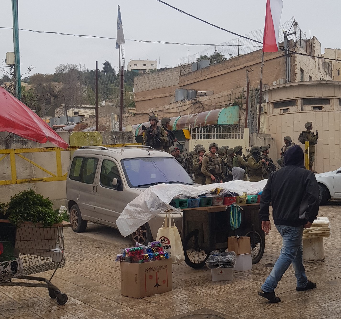 Une marche provocante  des colons dans la vieille ville d'Hébron