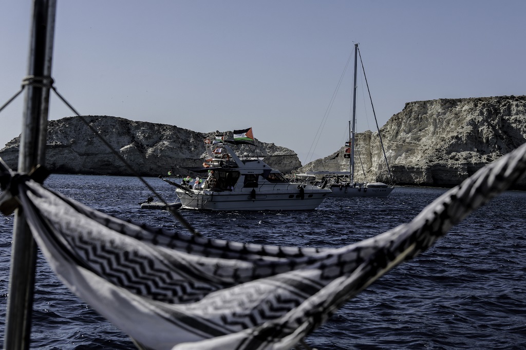 Sous la condamnation internationale, les forces d'occupation saisissent 13 bateaux de la « Flottille Résilience » et arrêtent les militants à bord