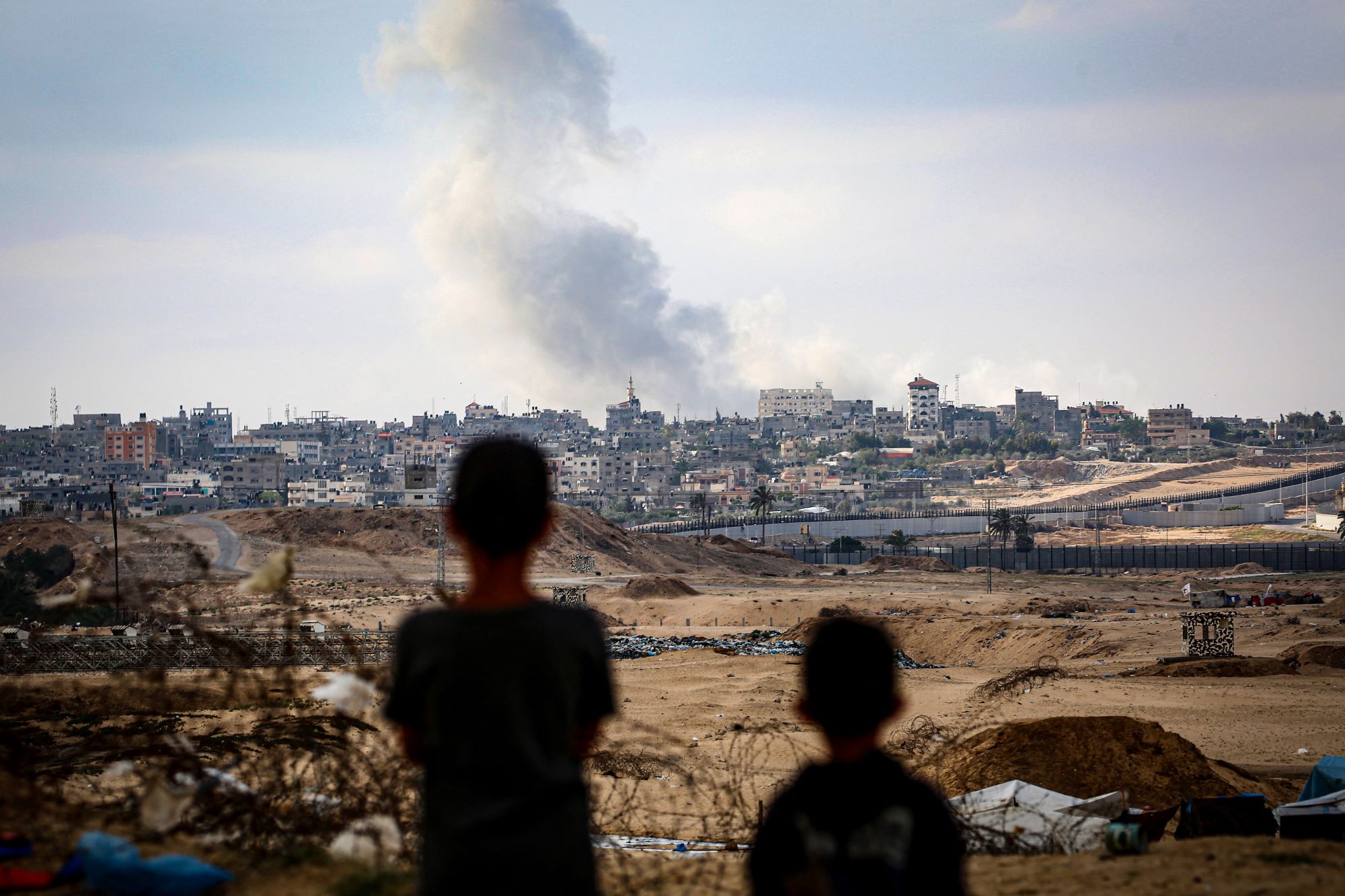 Quatre martyrs dans les bombardements d'occupation à l'est de Khan Yunis