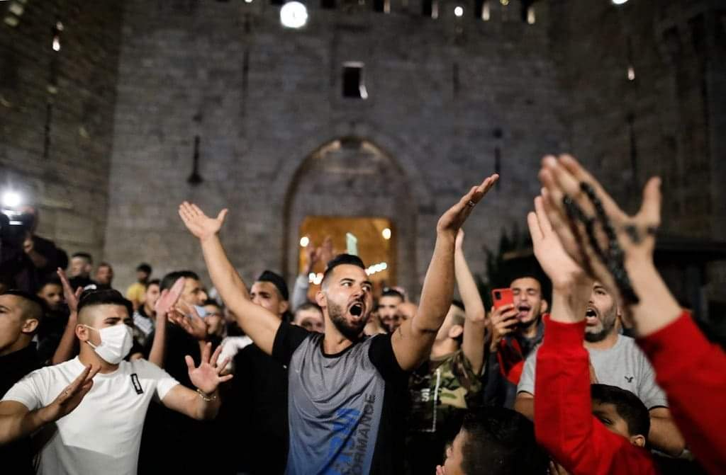 Des jeunes palestiniens de Jérusalem réussit à forcer la police israélienne à rouvrir la région de Bab Al-Amoud