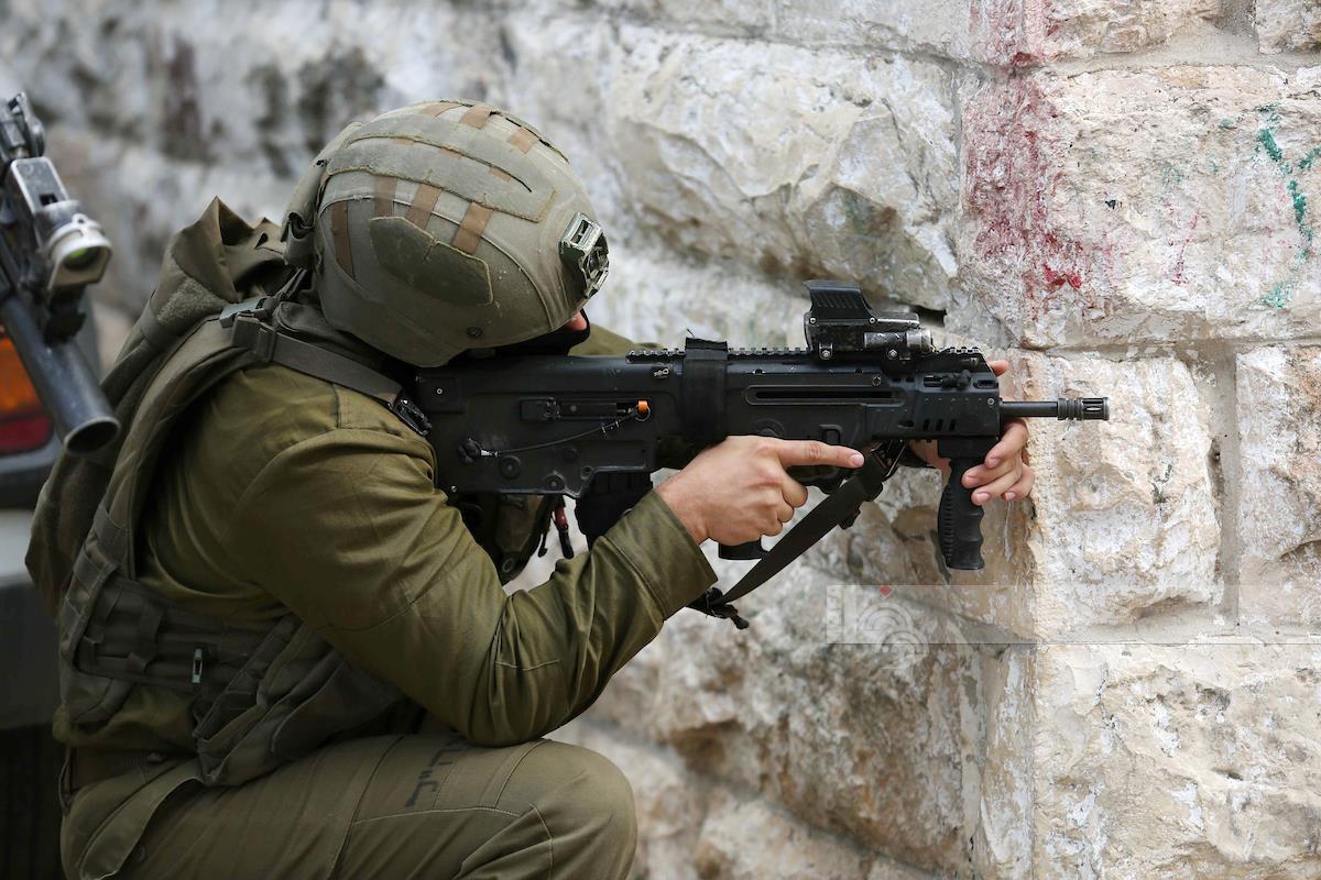 Lors de leur incursion militaire dans un camp de réfugiés à Tubas, les forces d'occupation blessent deux Palestiniens
