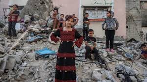 Les Gazaouis vivent dans les ruines de leurs maisons