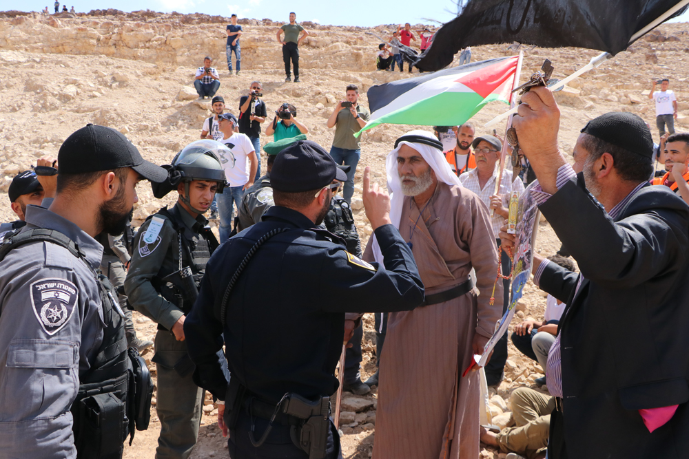 Les forces d’occupation attaquent une activité anti-colonisation à Hébron