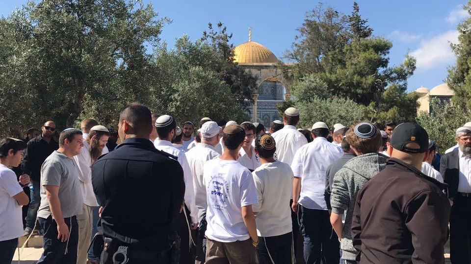 (Mise à jour) Des colons prennent d’assaut Al-Aqsa à Jérusalem et un site archéologique à Naplouse 