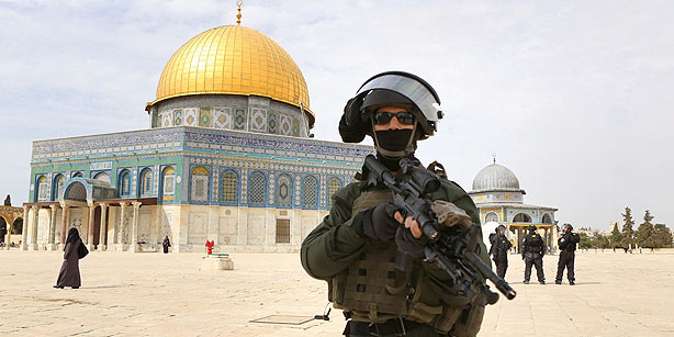 L'occupation attaque des fidèles et arrête plusieurs jeunes à Jérusalem occupée