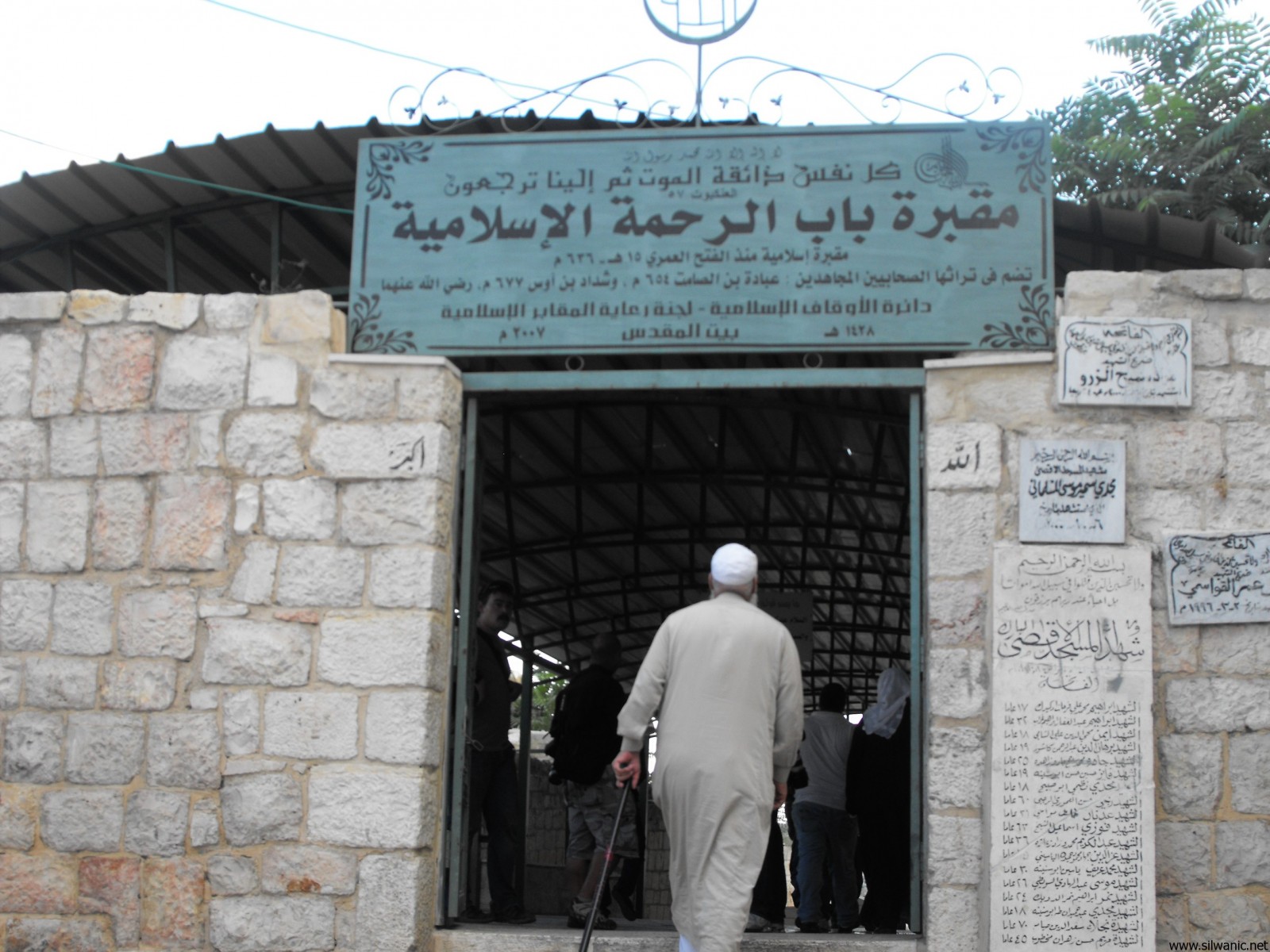 Les colons envahissent un cimetière près de la Mosquée Al-Aqsa