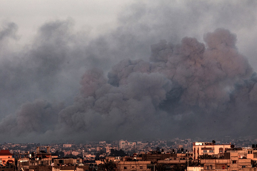 Des dizaines de martyrs et de blessés lors des raids israéliens contre les maisons des citoyens à Khan Yunis
